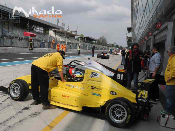 FORMULA RENAULT 2.0 MY 2005 – photo 3 sur 3