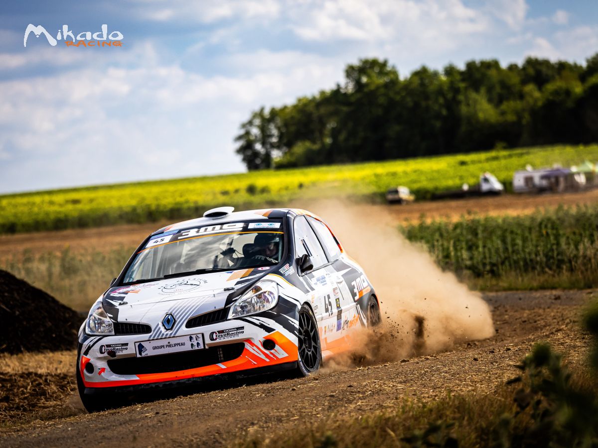 Clio III TOP F214 300cv – photo 1 sur 5