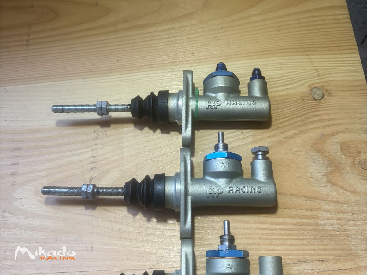 Maitre-cylindre AP Racing – photo 1 sur 2