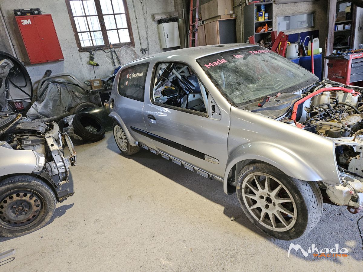 Clio f2000 a finir