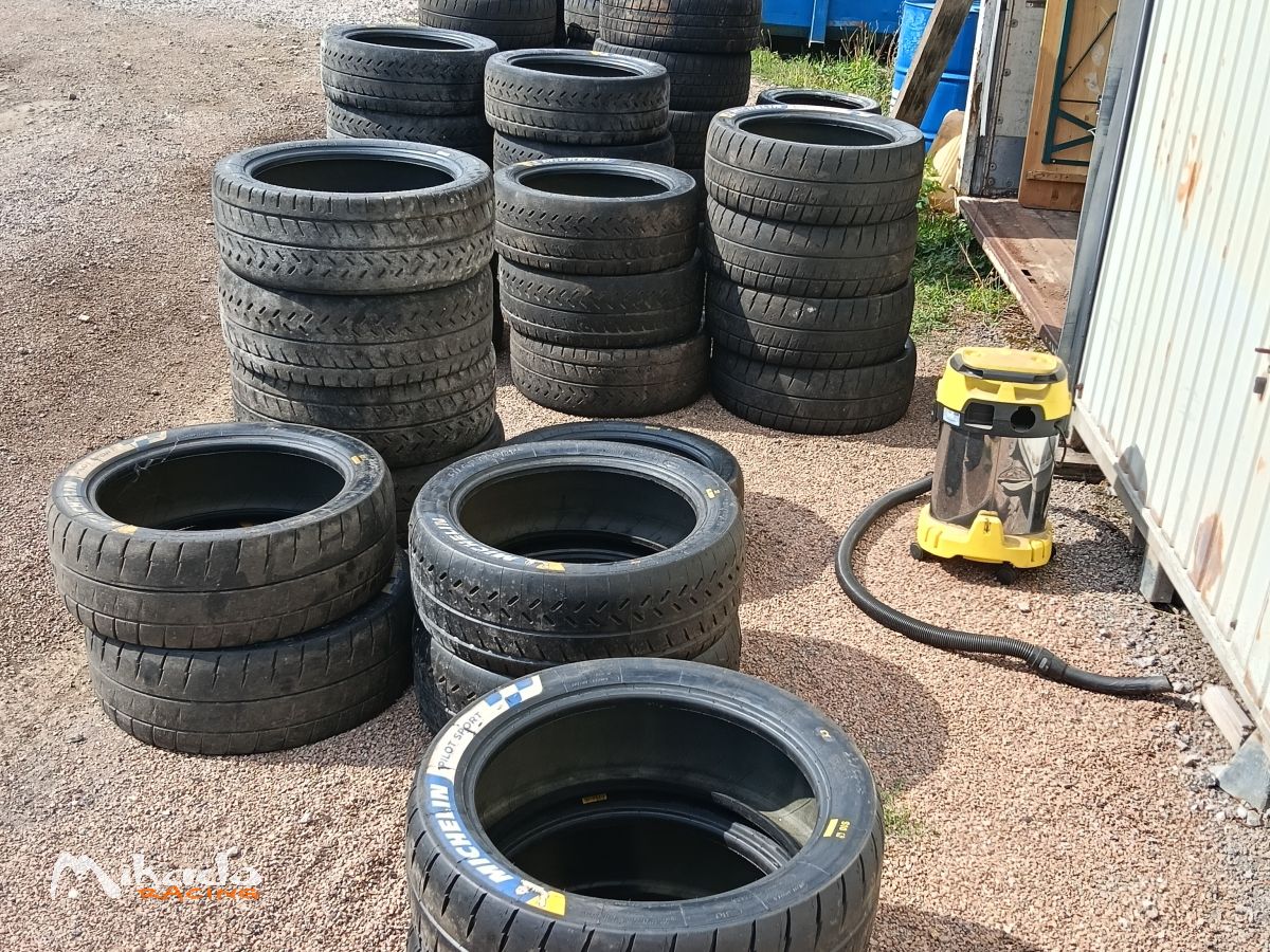 Lot pneus en 18 asphalte – photo 1 sur 6