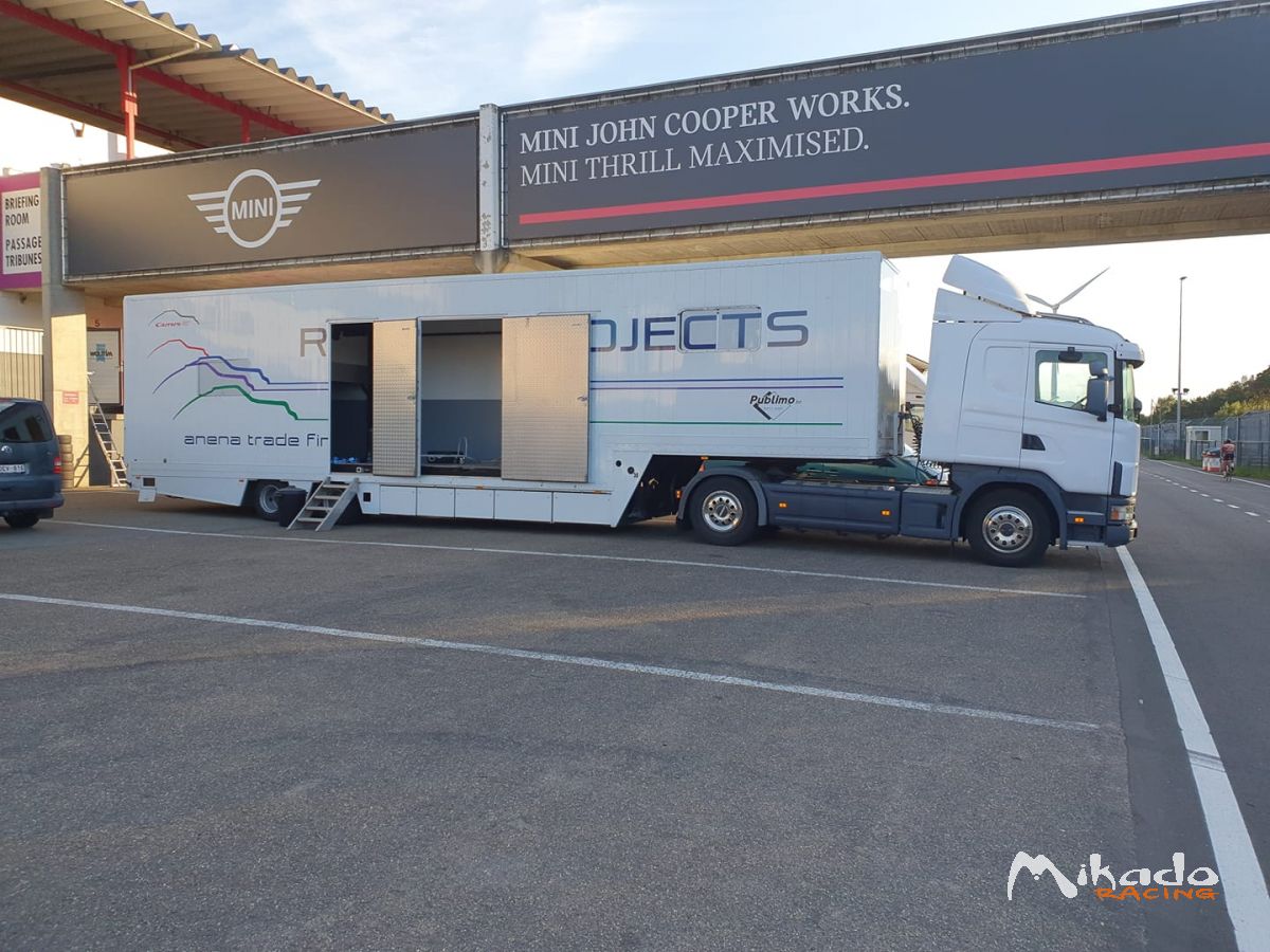 Remorque de course vintage + camion – capacité pour 3 voitures + espace de stockage + bureau à l’avant – photo 2 sur 6