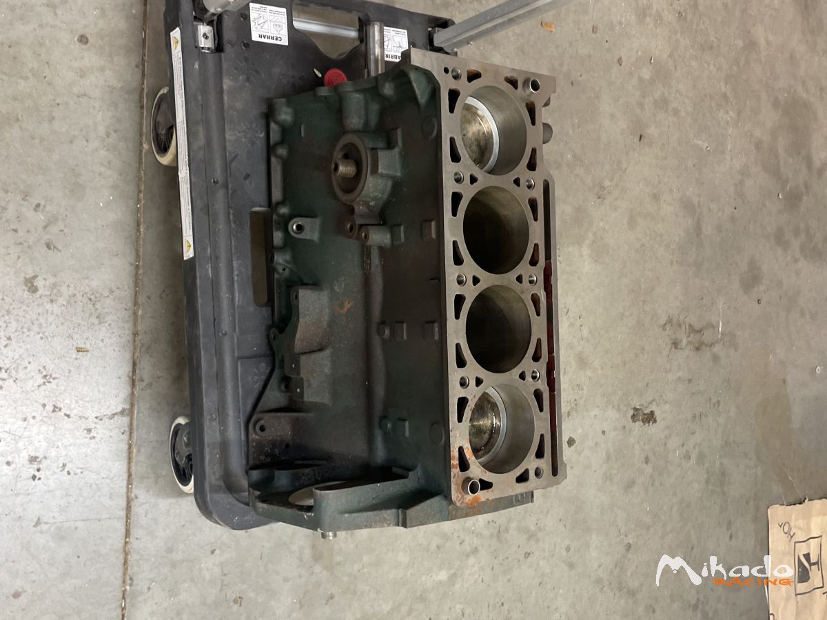 Bloc moteur et vilebrequin 505 turbo – photo 1 sur 2