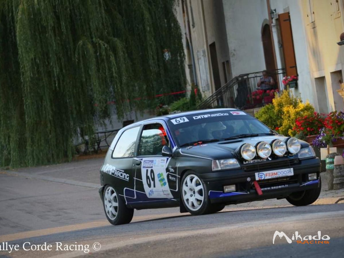 Vends Clio top groupe A – photo 1 sur 6