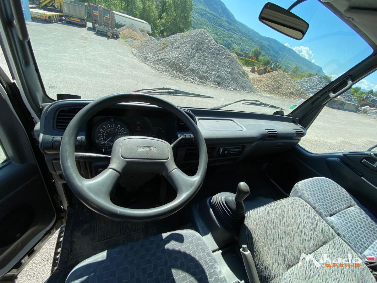 Camion équipé ISUZU série N avec 2 structure chapiteaux – photo 4 sur 6