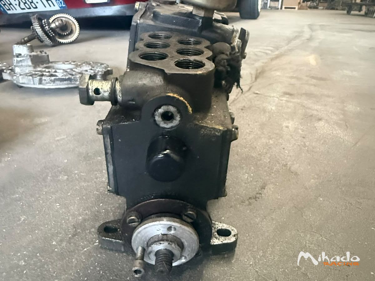 Pompe injection mécanique Porsche 911 2.2 E MFI Bosch 010 – photo 4 sur 5