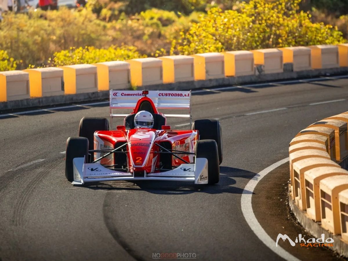 Lola T96/50 Formula 3000 — V6 3,5 — monoplace victorieuse en course de côte