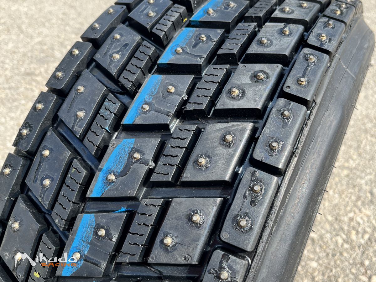 225/35R18 - x4 pneus clous neuf – photo 2 sur 3