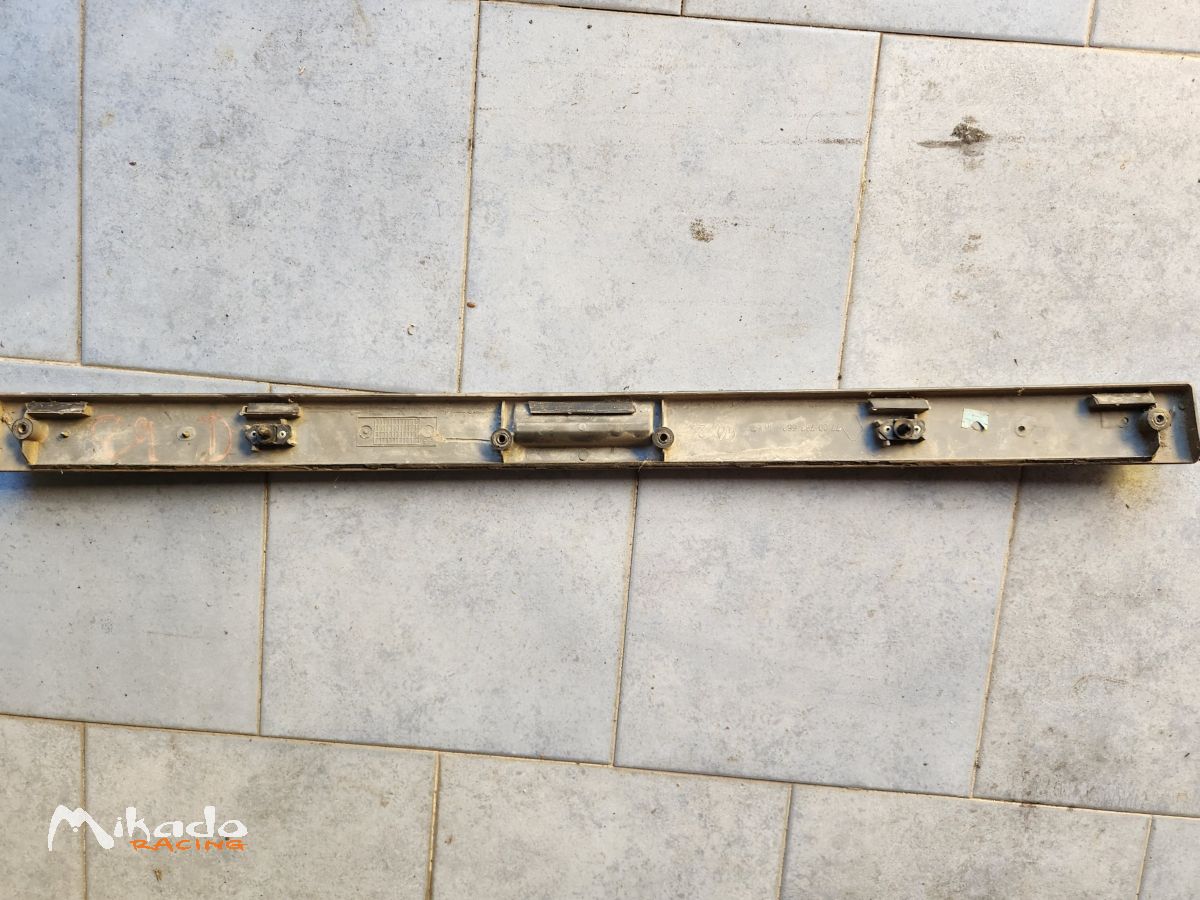 Moulure de hayon arrière Renault Clio 1 phase 1 – photo 2 sur 2