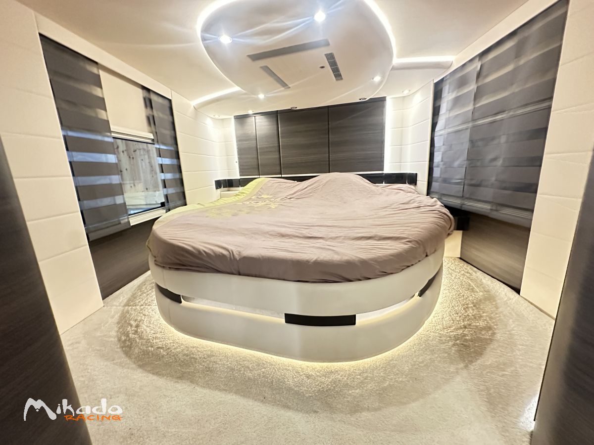 Motorhome de luxe VIP avec chauffeur – Hébergement sur circuit – photo 3 sur 10
