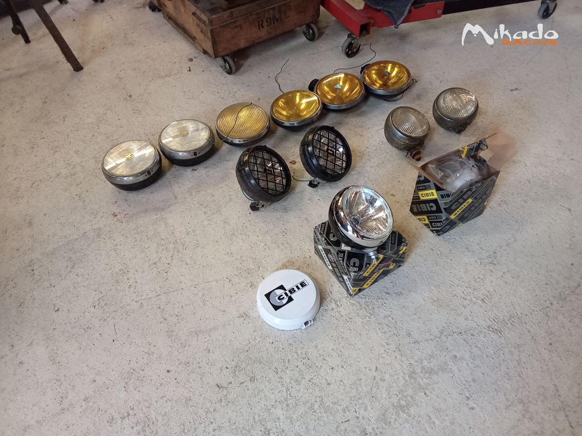 Lot de phares voitures de compétition anciennes – photo 1 sur 2