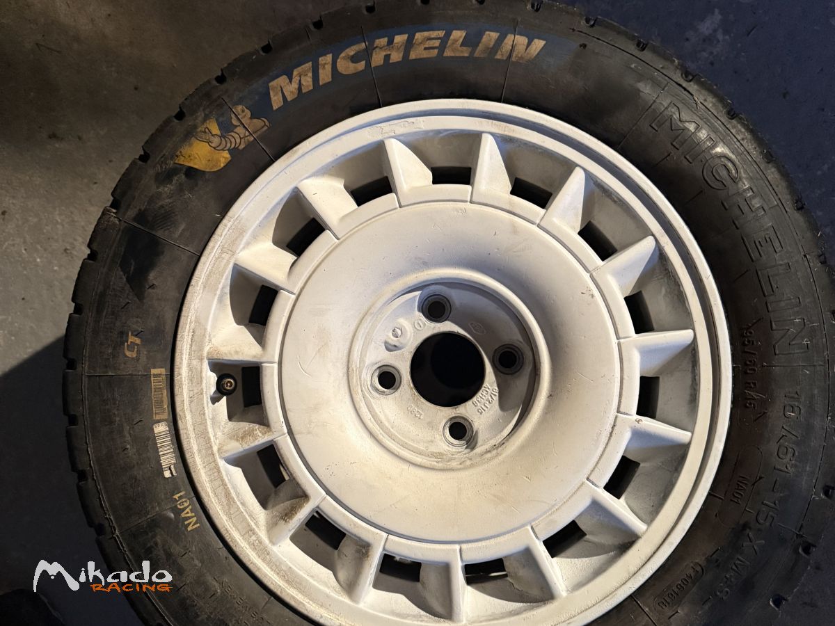 5 Pneus clous Michelin 15 pouces - Idéal DEVOLUY – photo 1 sur 3