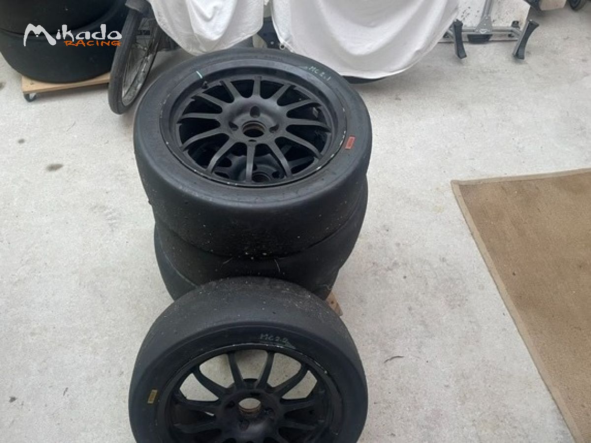 Jantes et slicks montés sur une Lotus 2.11 – photo 2 sur 3