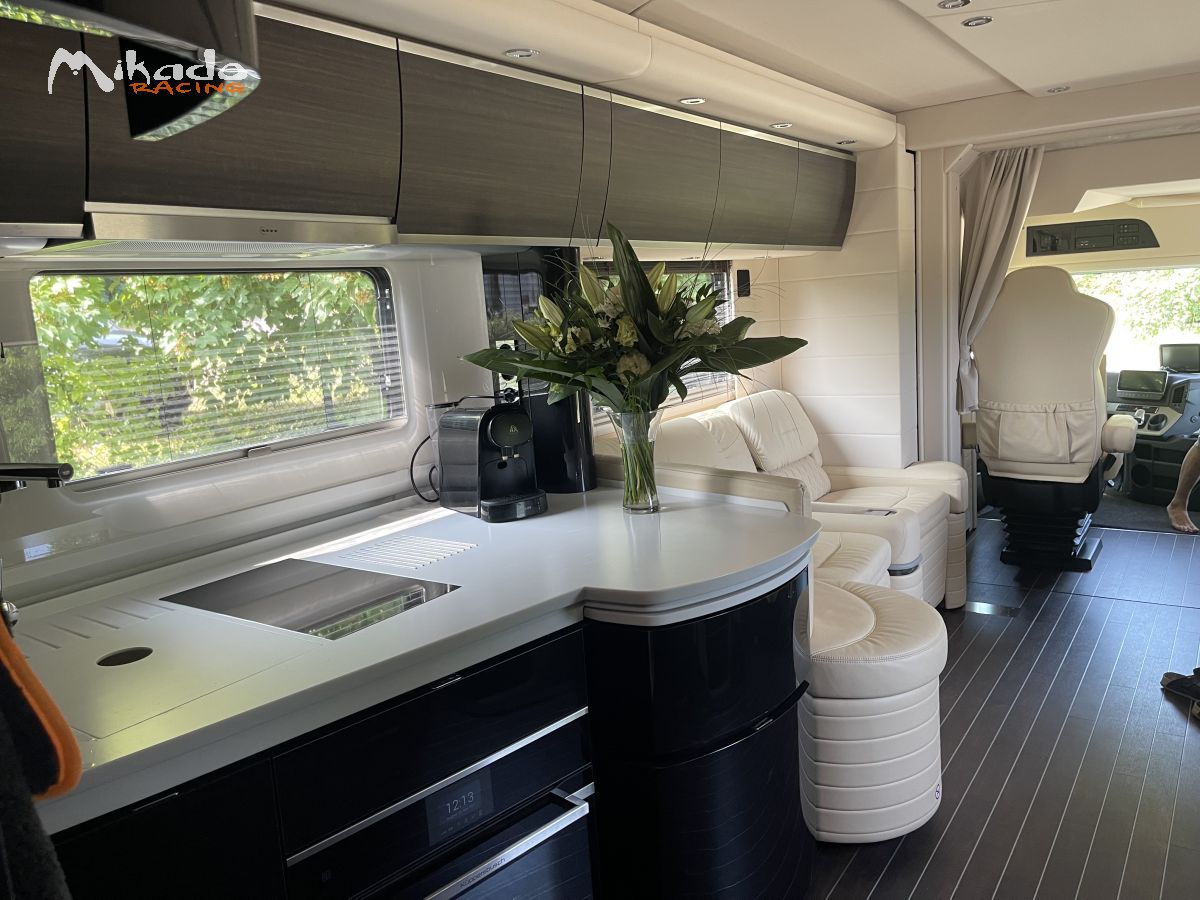 Motorhome de luxe VIP avec chauffeur – Hébergement sur circuit – photo 7 sur 10