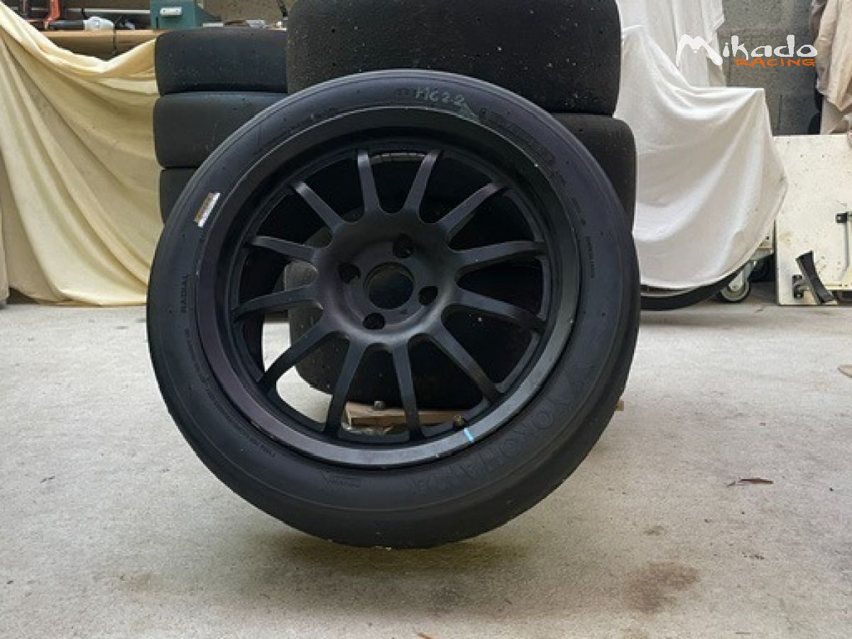 Jantes et slicks montés sur une Lotus 2.11 – photo 1 sur 3