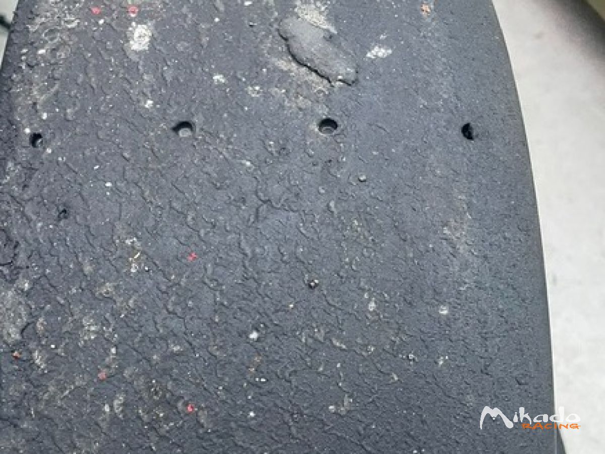 Jantes et slicks montés sur une Lotus 2.11 – photo 3 sur 3