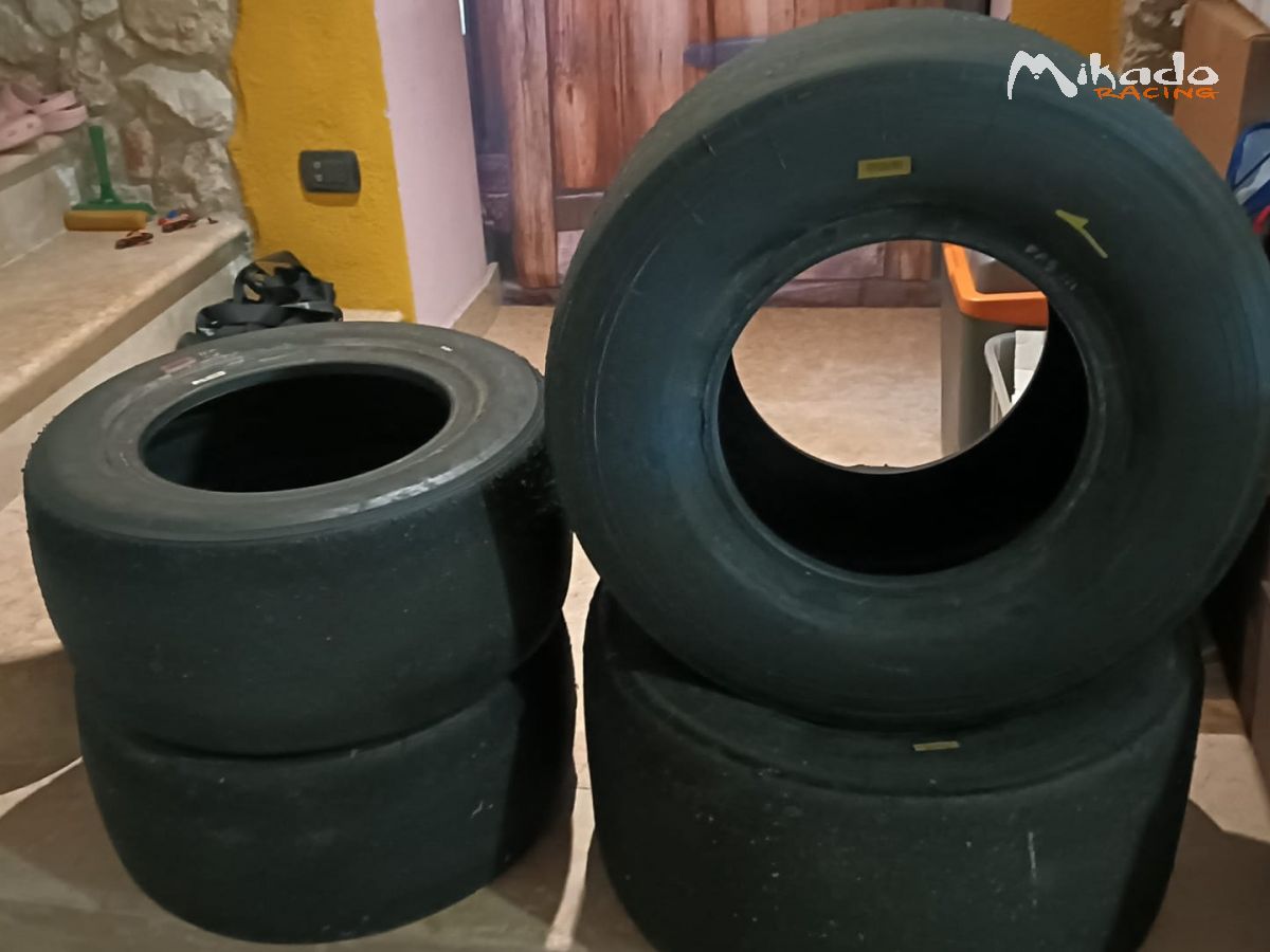 GOMME PIRELLI GIALLE, ROSSE E VIOLA – photo 2 sur 4