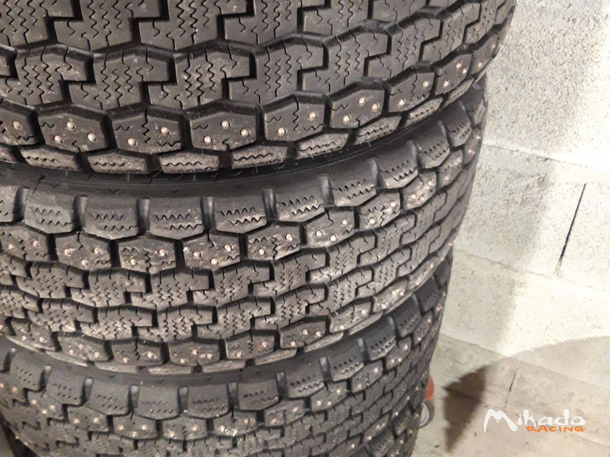 Pneus michelin na00 clouté 17 – photo 1 sur 2