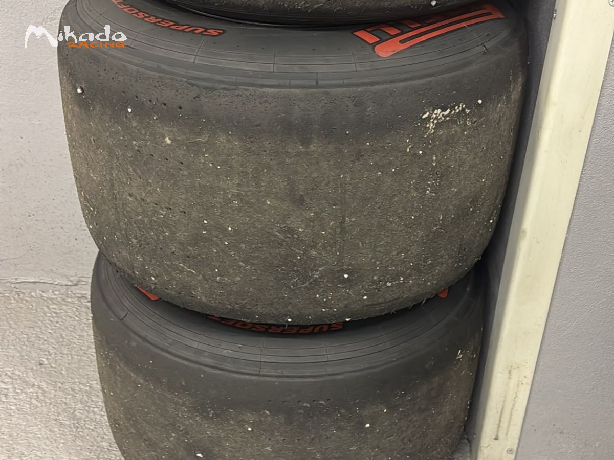 Vente de pneus Pirelli neufs 2026 Violettes-rouges-jaunes 250/575 r13 – photo 2 sur 5