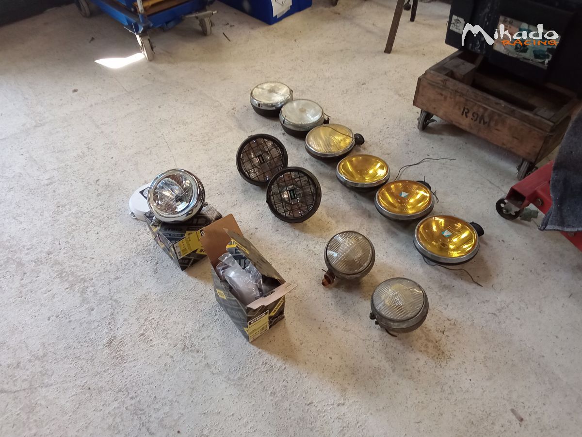 Lot de phares voitures de compétition anciennes – photo 2 sur 2